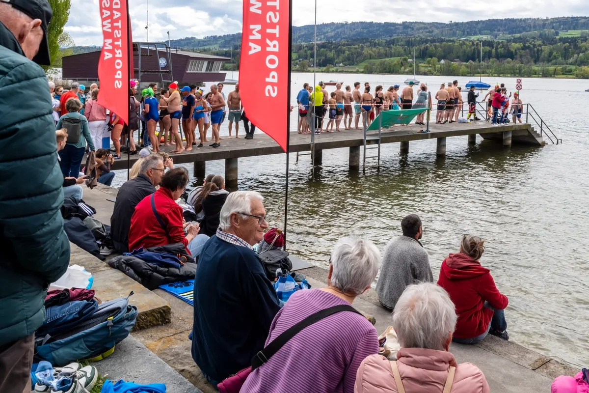 Andere sehen von der Tribüne her zu.